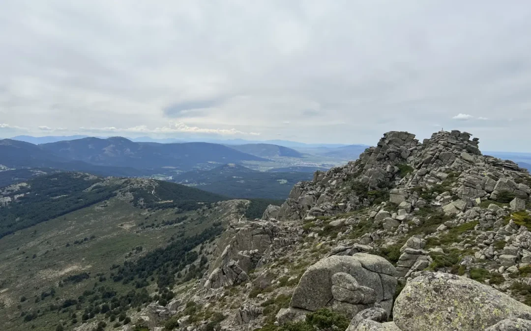 Fotografía de la cima de la peñota tomada desde uno de los puntos más altos del sendero