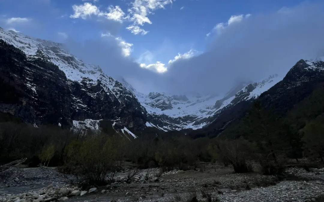 Valle de Pineta en el Pirineo Aragonés con el Monte Perdido nevado al fondo.