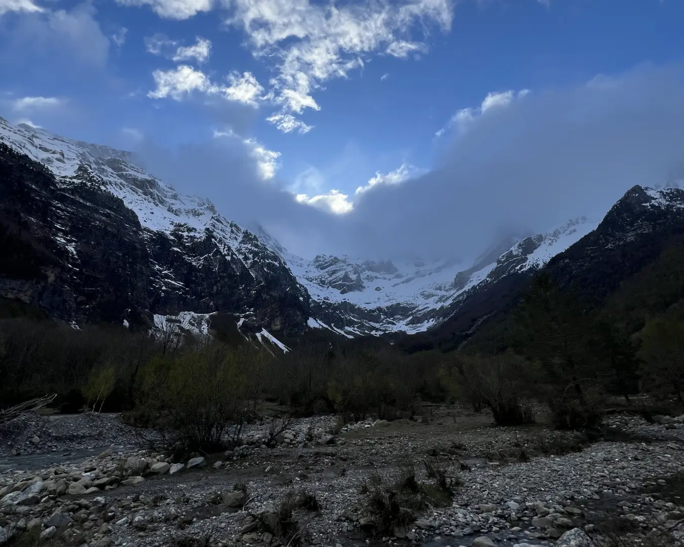 Valle de Pineta en el Pirineo Aragonés con el Monte Perdido nevado al fondo.