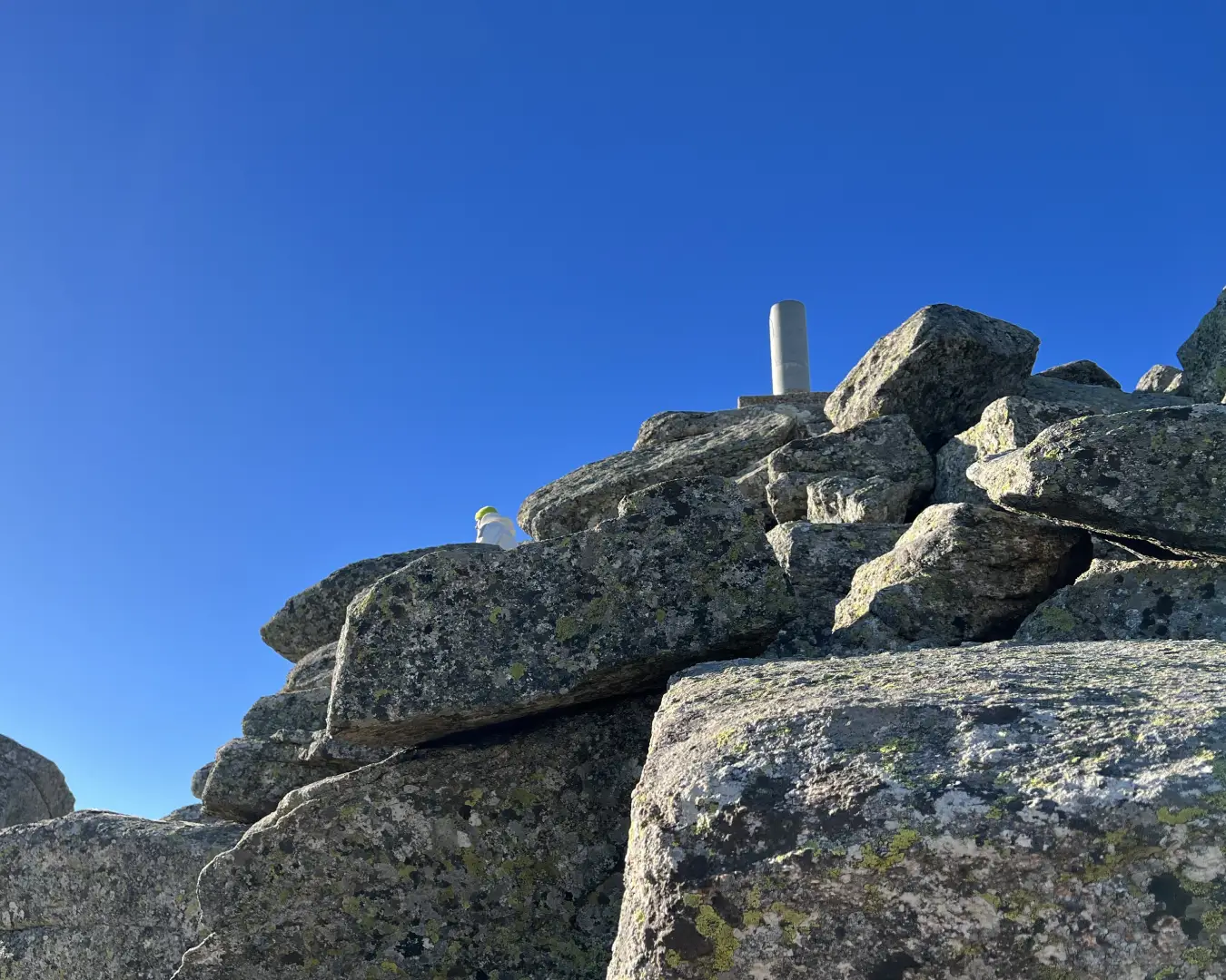 Foto del vértice geodésico de la Peñota a 1944 m