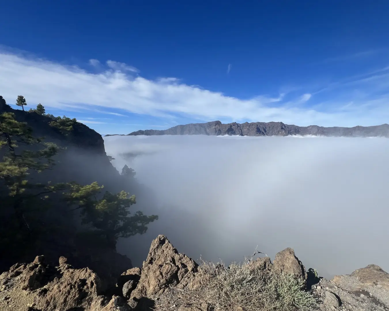 Mar de nubes sobre la Caldera de Taburiente en La Palma, con vistas desde uno de sus puntos más altos.