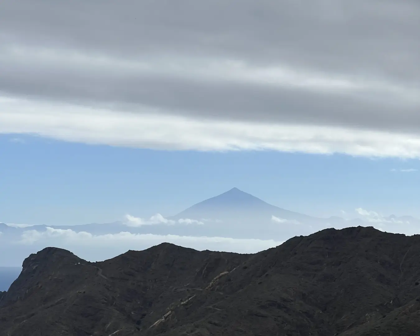 Imagen del Teide visto desde la isla de La Gomera con el mar en primer plano